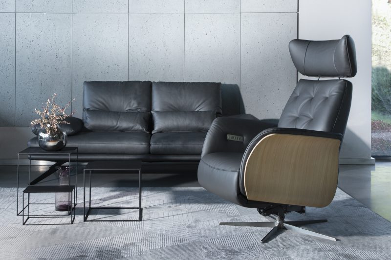 Wir entwerfen oft sehr futuristische Möbel, erkennen dabei die Trends, um die Kundenerwartungen und -wünsche zu erfüllen. 